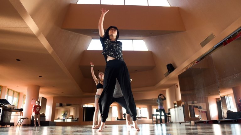 ϲʿֱֳ students dancing in Weisiger Hall